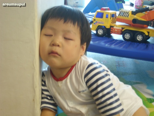 동현, 지쳐 잠들다